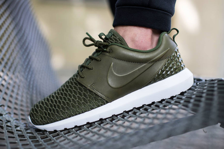 Nike Roshe Run Flyknit Leather Construction 01