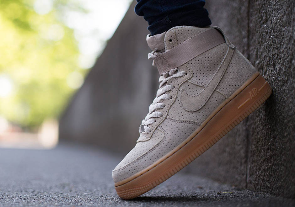 Nike Wmns Air Force 1 High Suede String Gum 2