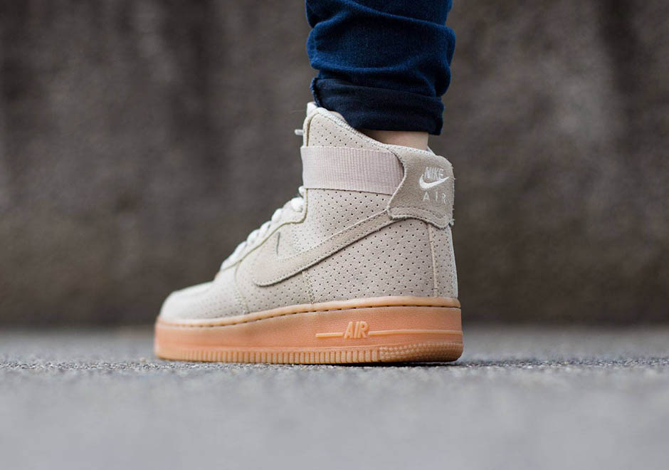 Nike Wmns Air Force 1 High Suede String Gum 4