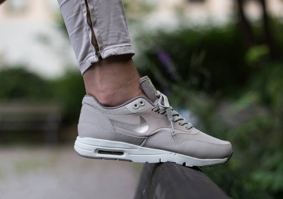 Nike Wmns Air Max 1 Ultra Essentials String Iron Metallic Gold 2
