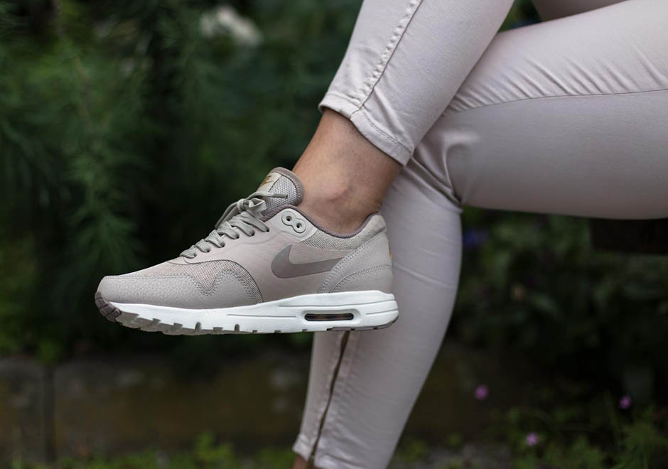 Nike Wmns Air Max 1 Ultra Essentials String Iron Metallic Gold 3