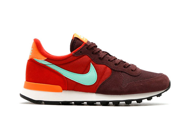 Nike Wmns Internationalist Team Red Green Glow 1