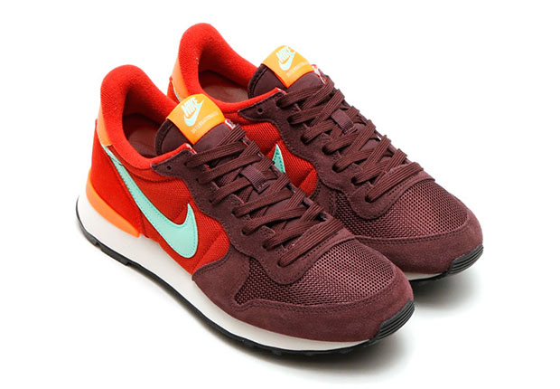 Nike Wmns Internationalist Team Red Green Glow 2