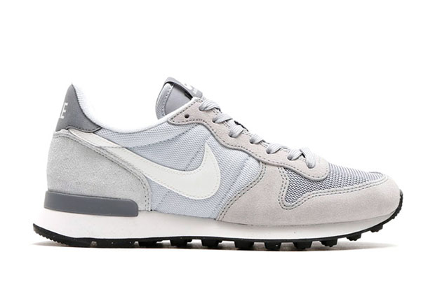 Nike Wmns Internationalist Team Wolf Grey 1