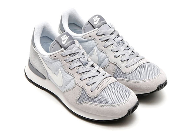 Nike Wmns Internationalist Team Wolf Grey 2