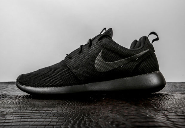 Nike Roshe Run Triple Black 1