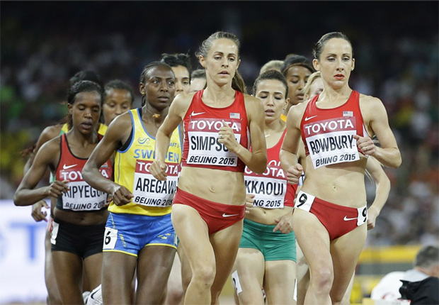 Jenny Simpson Loses Shoe