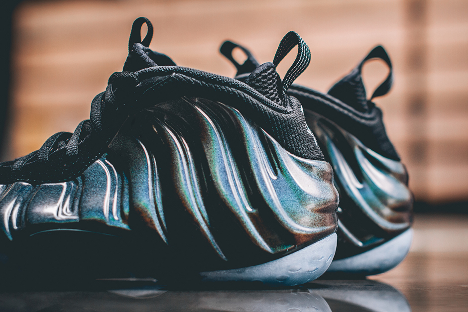 nike-air-foamposite-one-hologram-release-this-weekend-03