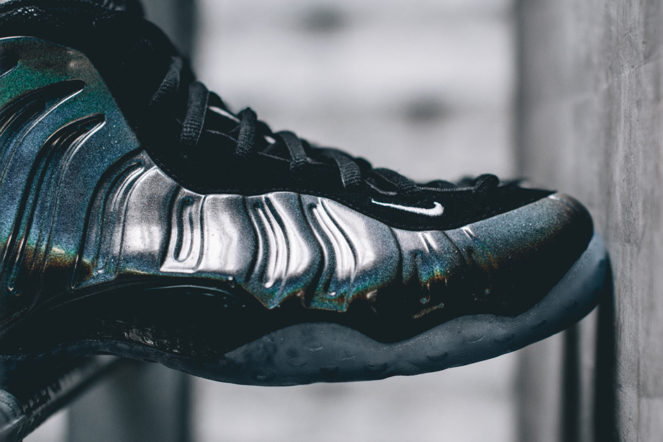 nike-air-foamposite-one-hologram-release-this-weekend-04