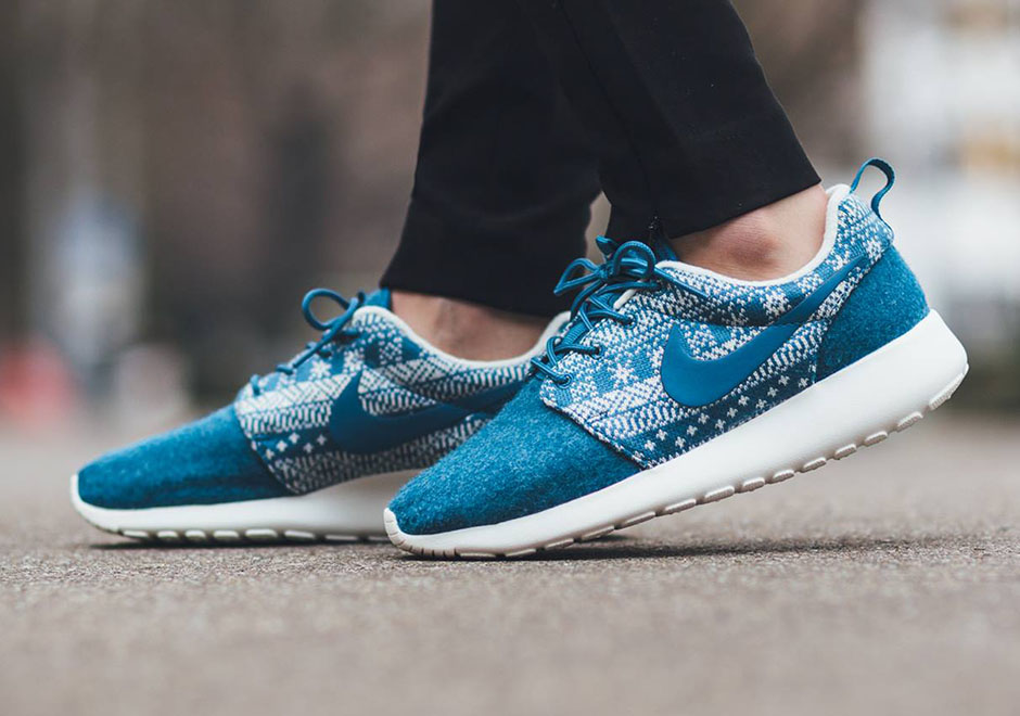 Nike Wmns Roshe Winter Sweater 4