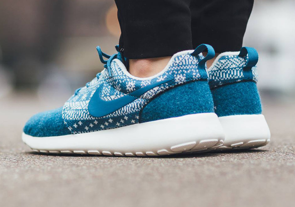 Nike Wmns Roshe Winter Sweater 5