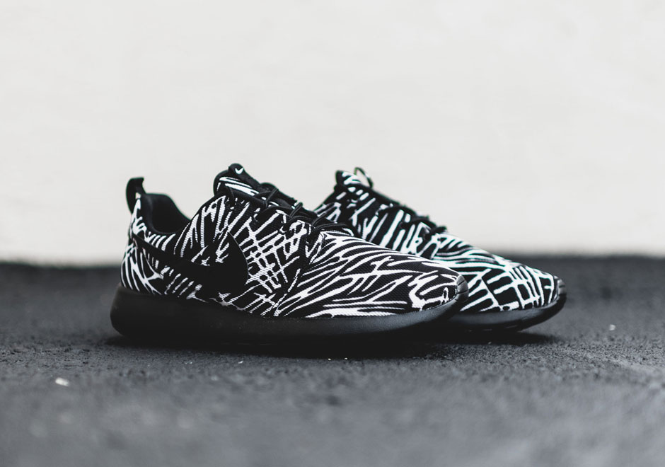 Nike Wmns Roshe Run Print Black White Stripes 1