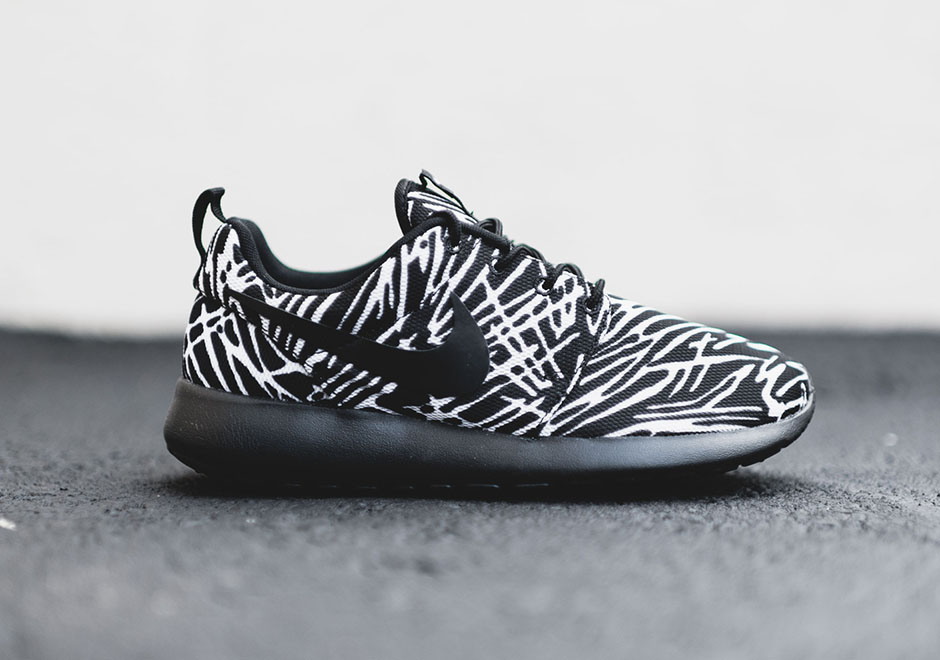 Nike Wmns Roshe Run Print Black White Stripes 2