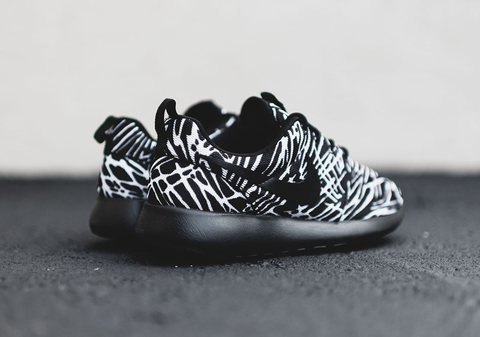 Nike Wmns Roshe Run Print Black White Stripes 3