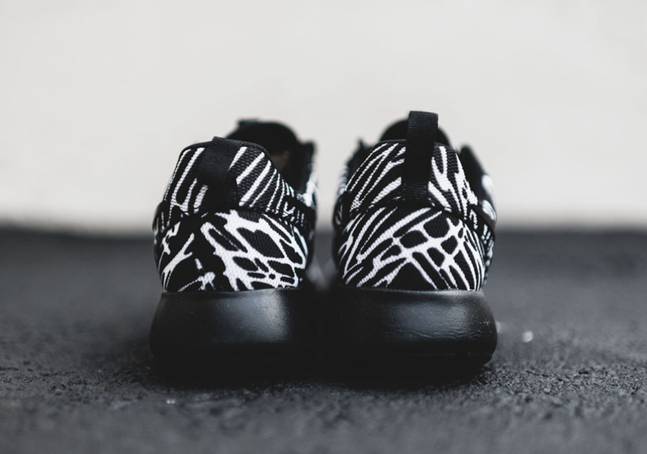 Nike Wmns Roshe Run Print Black White Stripes 4