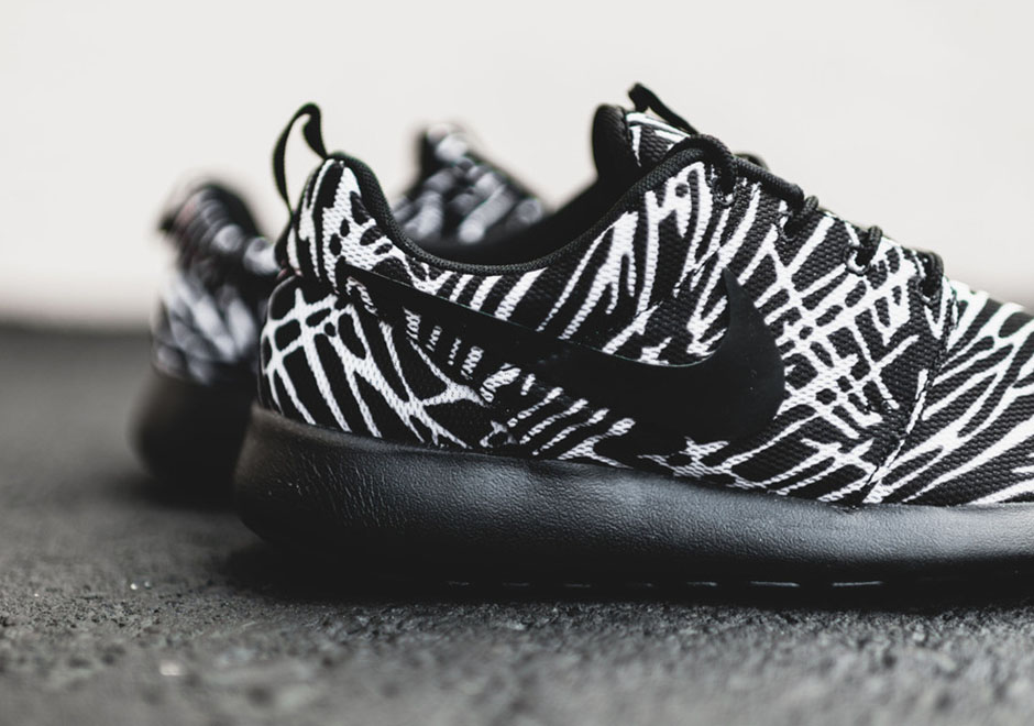 Nike Wmns Roshe Run Print Black White Stripes 5