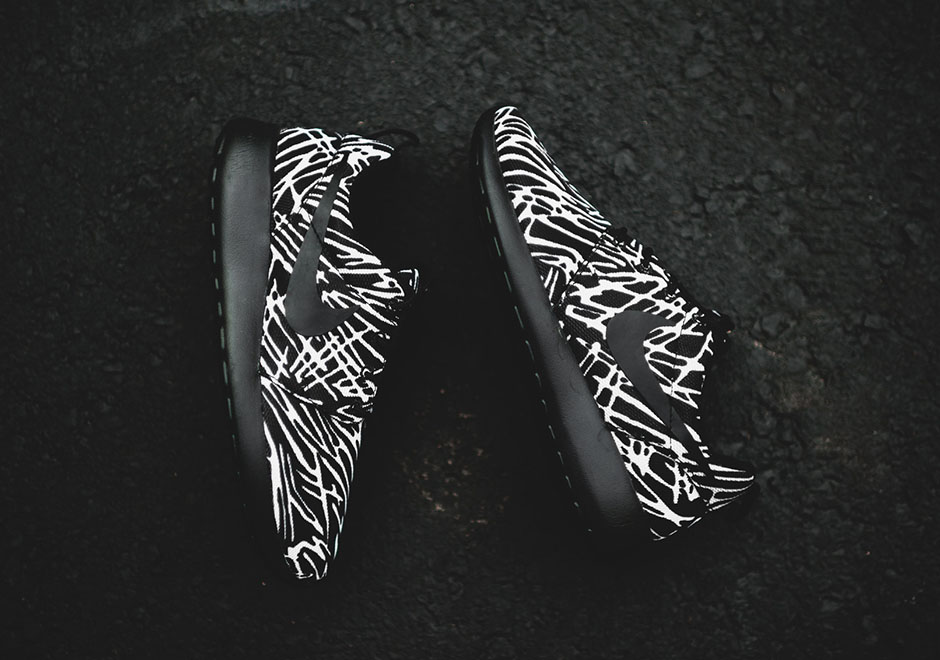 Nike Wmns Roshe Run Print Black White Stripes 6