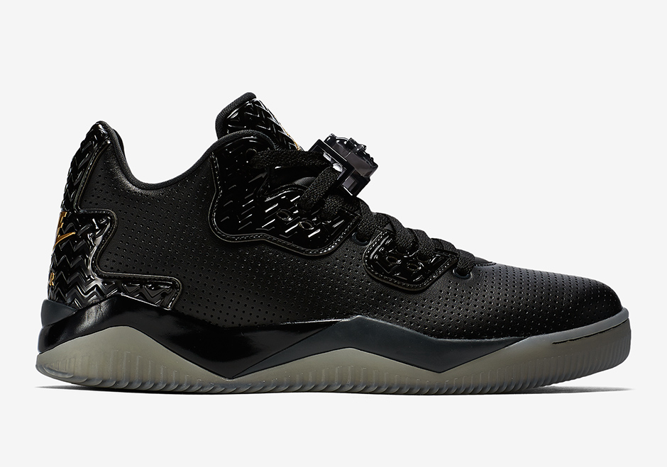 Jordan Spike 40 Triple Black 01