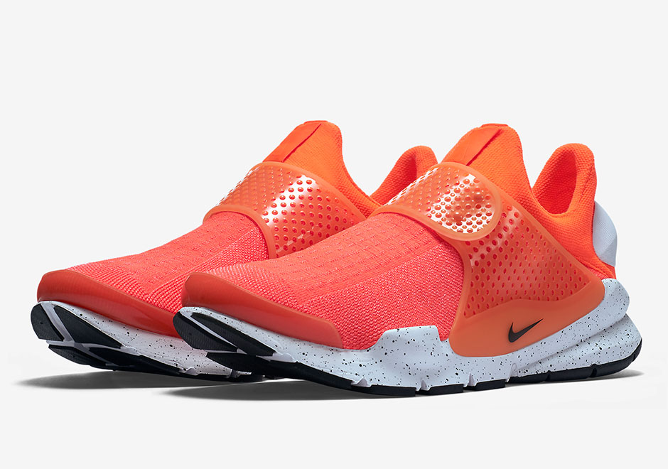 Nike Sock Dart Se Total Crimson 1