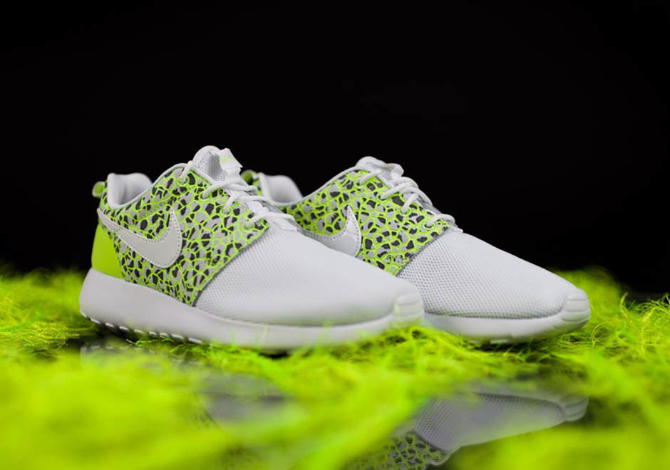 Nike Roshe Run White Ghost Green Graphic 02