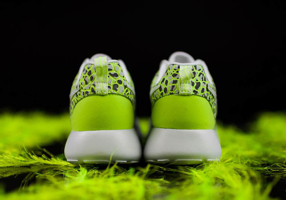 Nike Roshe Run White Ghost Green Graphic 04