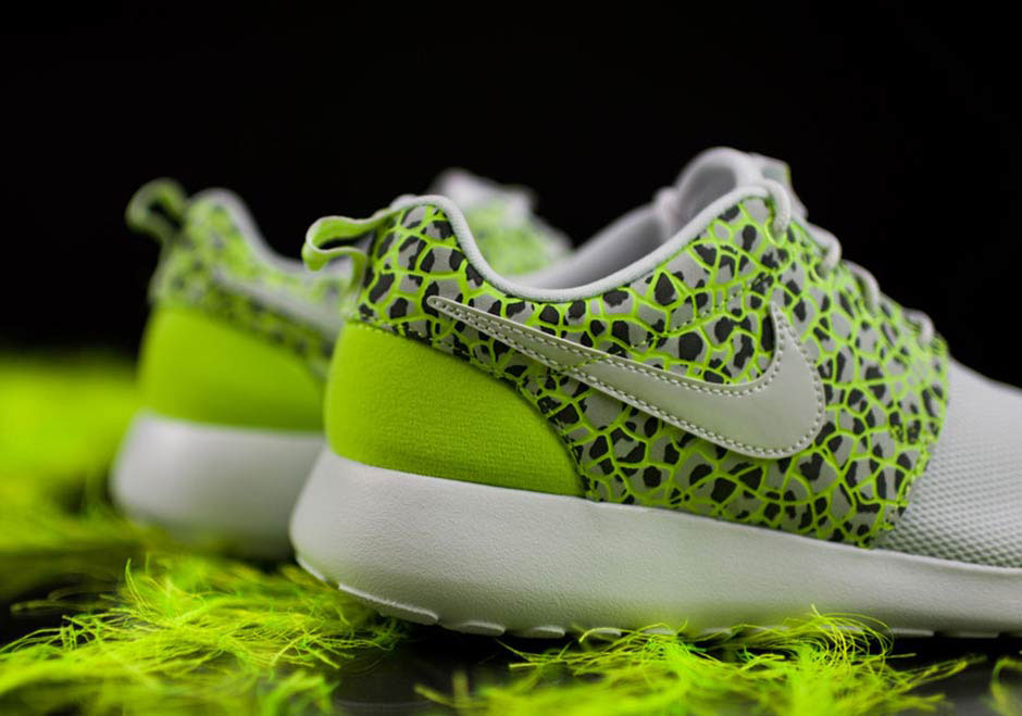 Nike Roshe Run White Ghost Green Graphic 05