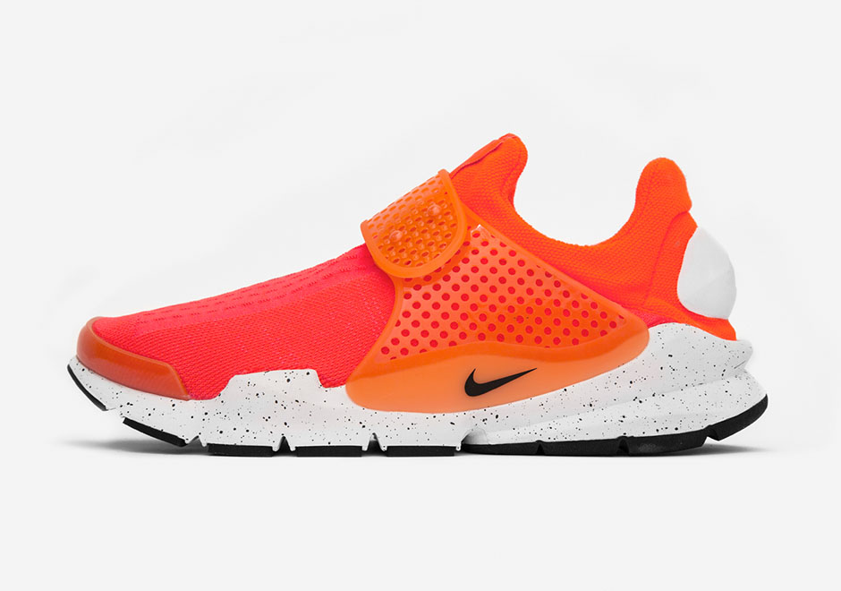 Nike Sock Dart Se Total Crimson 1