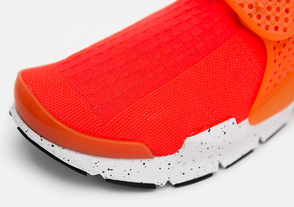 Nike Sock Dart Se Total Crimson 3