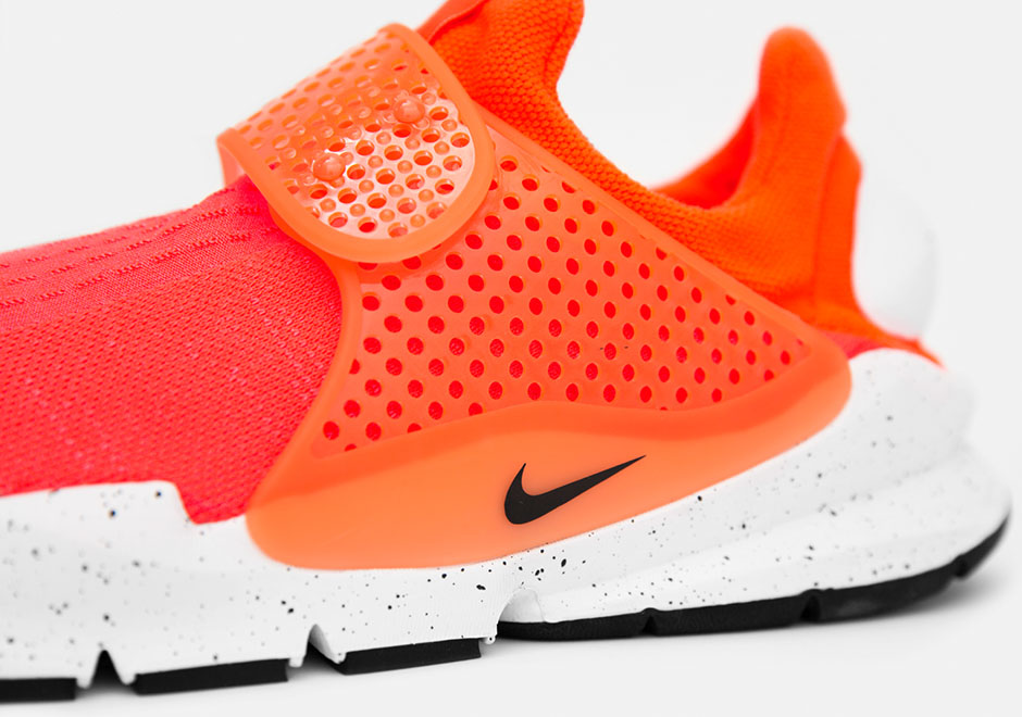 Nike Sock Dart Se Total Crimson 4