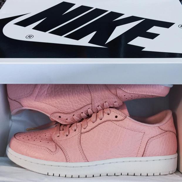 Air Jordan 1 Low Pink Swooshless 02