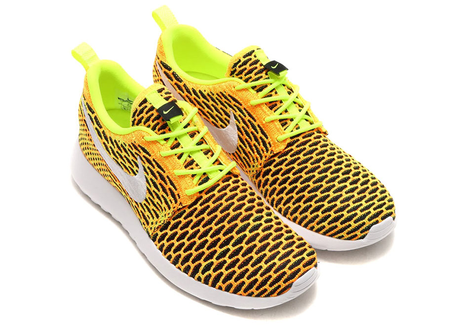 Nike Wmns Roshe Volt Total Orange Black 704927 702 1