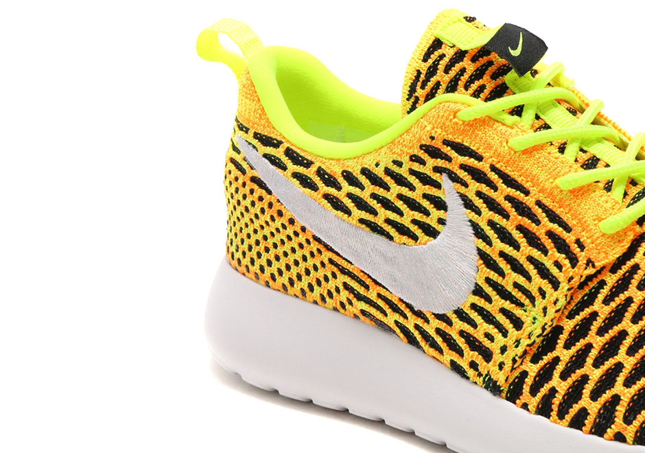 Nike Wmns Roshe Volt Total Orange Black 704927 702 3