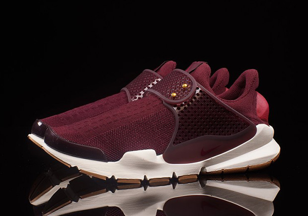 These Women's Only Nike Sock Darts Have Gum Soles