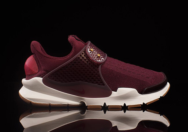 Nike Sock Dart Se Wmns Night Maroon 02