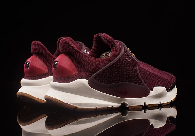 Nike Sock Dart Se Wmns Night Maroon 03