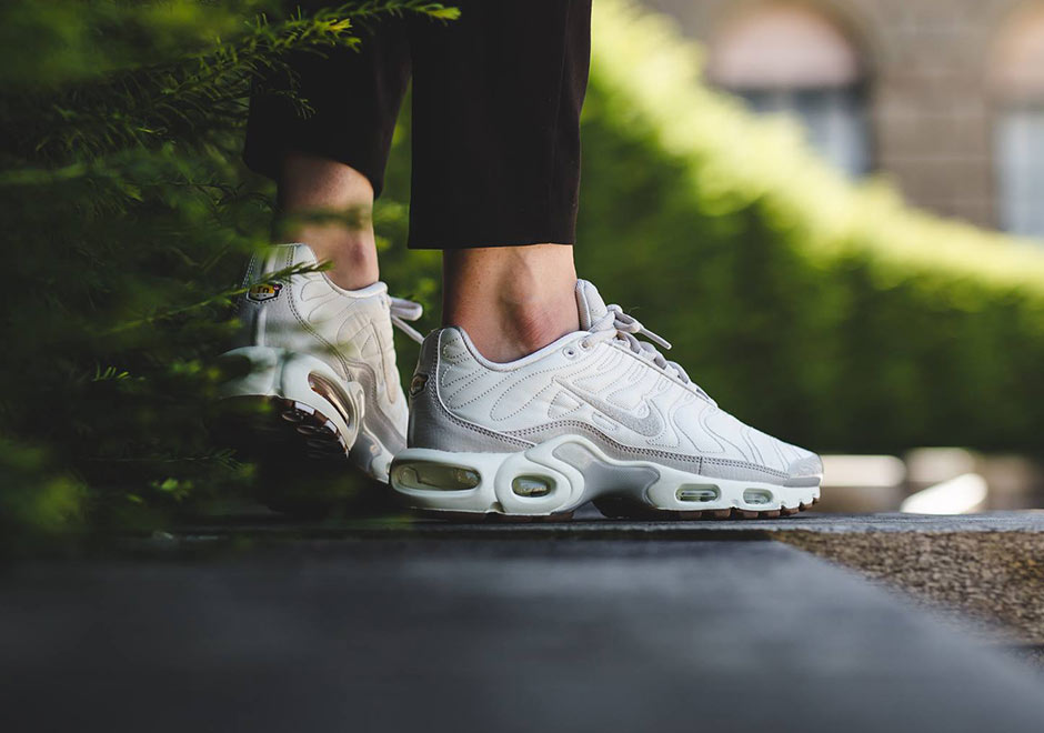 Nike Wmns Air Max Plus Premium Satin Light Bone Gum 3