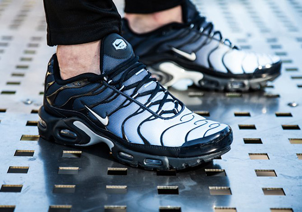 The Nike Air Max Plus Features A "Navy Fade" Gradient Upper