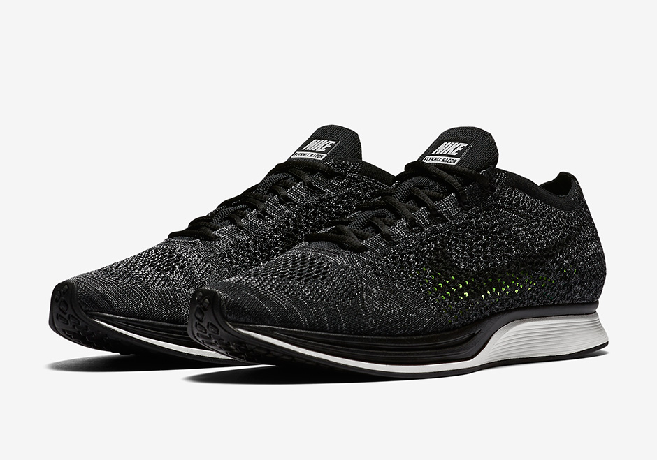 Nike Flyknit Racer Blackout 01