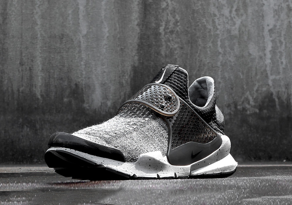 Nike Sock Dart Se Premium On Feet Preview 04