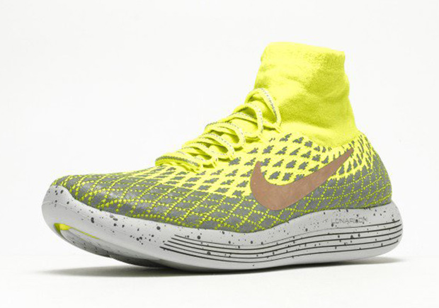 Nike Lunar Epic Flyknit Shield Volt Metallic Silver 01