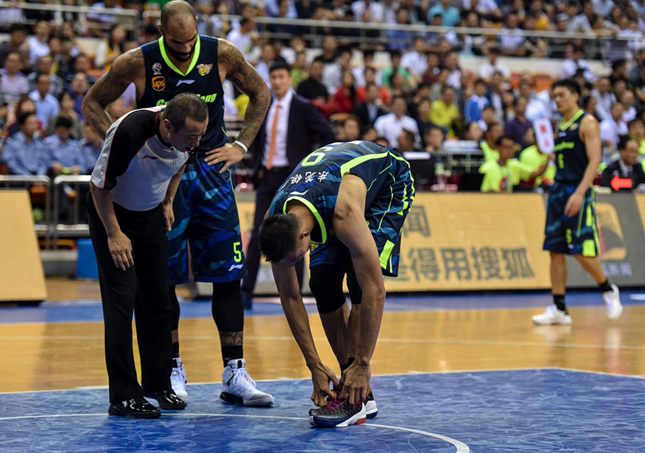 Yi Jianlian Takes Off Shoes On Court 3