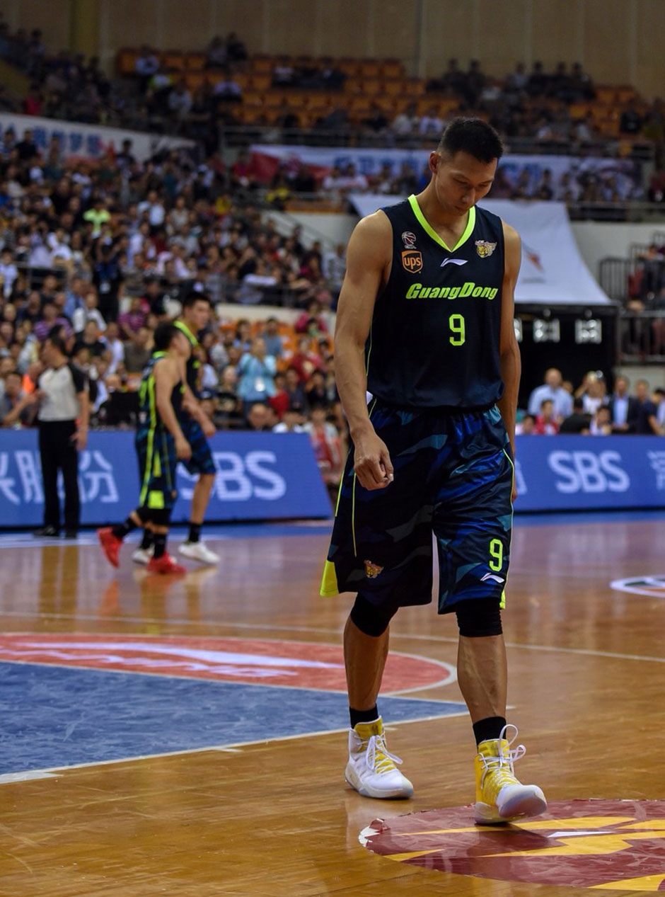 Yi Jianlian Takes Off Shoes On Court 4