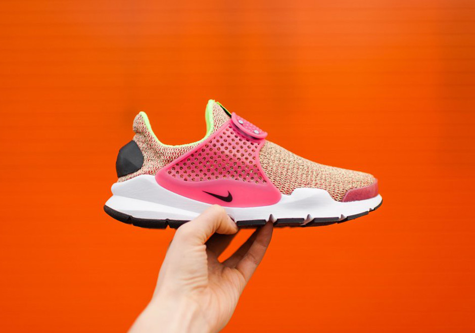 Nike Sock Dart Ghost Green Hot Punch 02