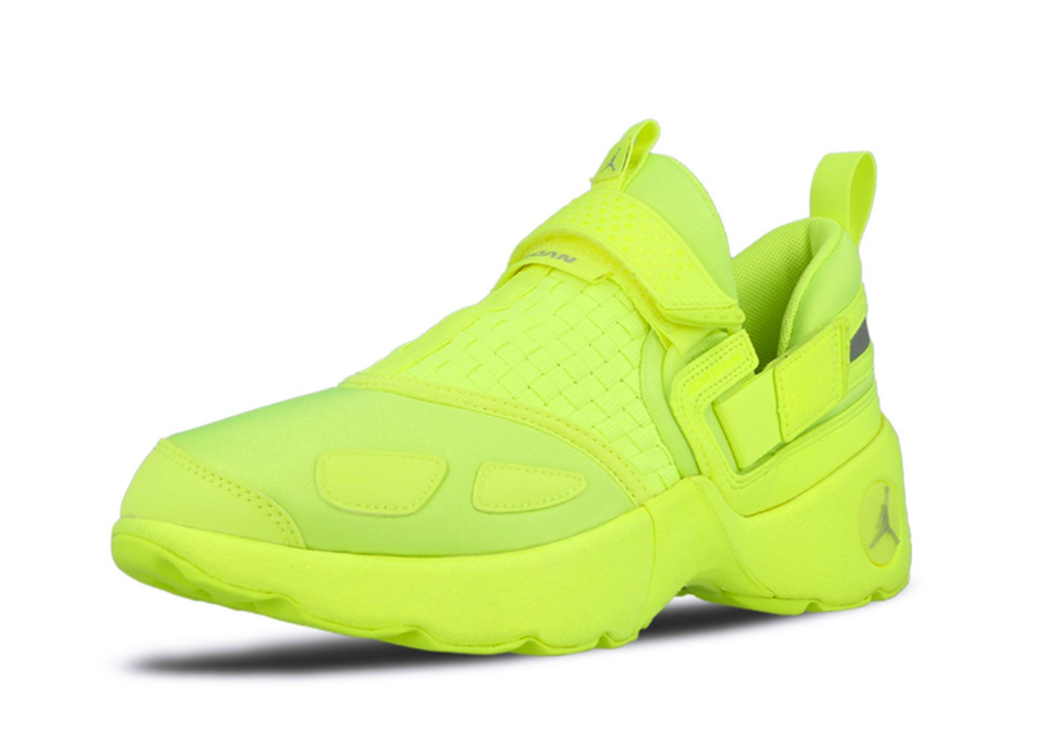 Jordan Trunner Lux Volt Gs Sizes 02