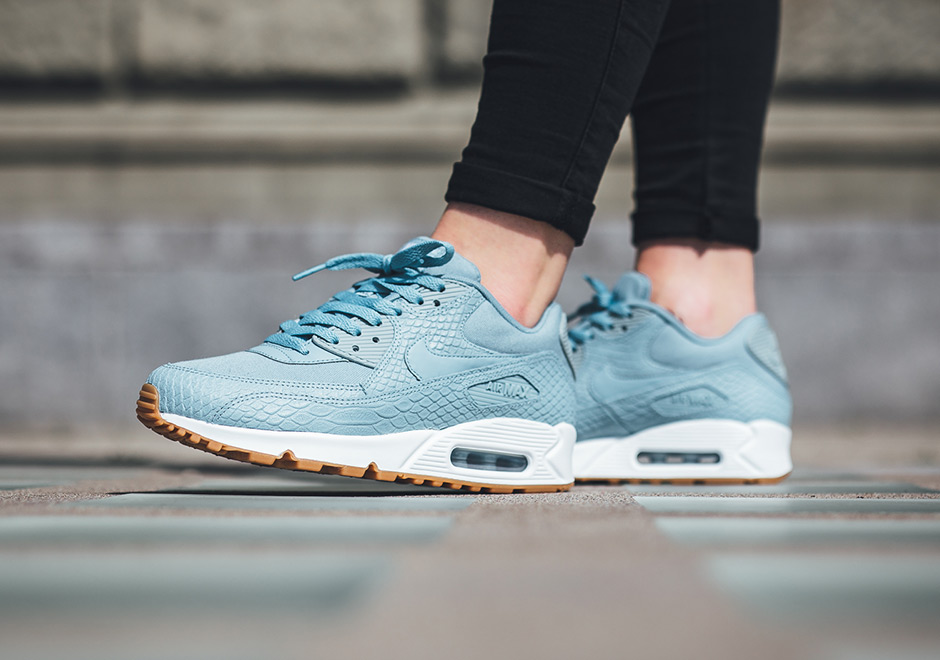 Nike Wmns Air Max 90 Python Skin Texture Mica Blue Cedar 6