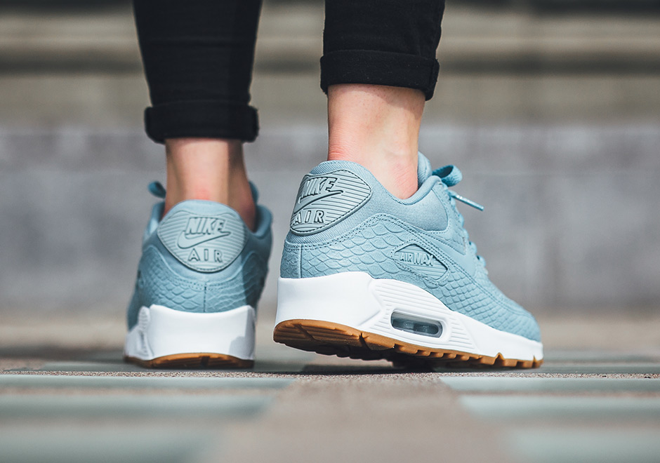 Nike Wmns Air Max 90 Python Skin Texture Mica Blue Cedar 7