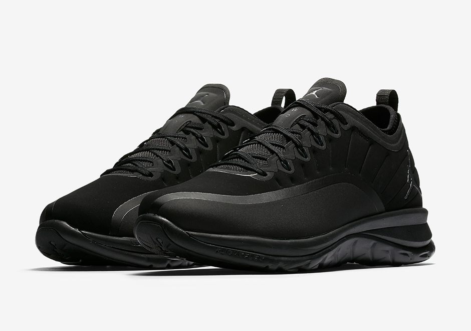 Jordan Trainer Prime Triple Black 01