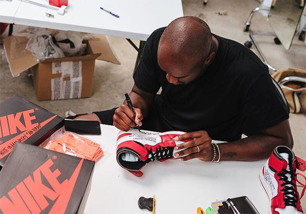 Virgil Abloh Hand-Signs His OFF WHITE x Air Jordan 1 For VIPs