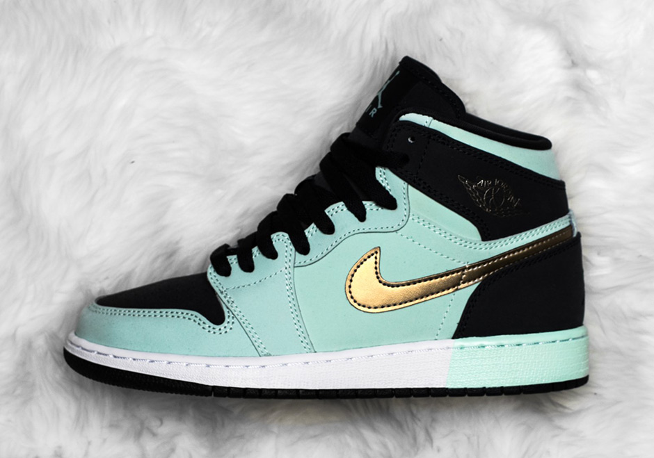 Air Jordan 1 Mint Foam Black Metallic Gold 02