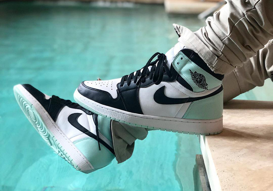 Air Jordan 1 Retro High OG "Igloo"